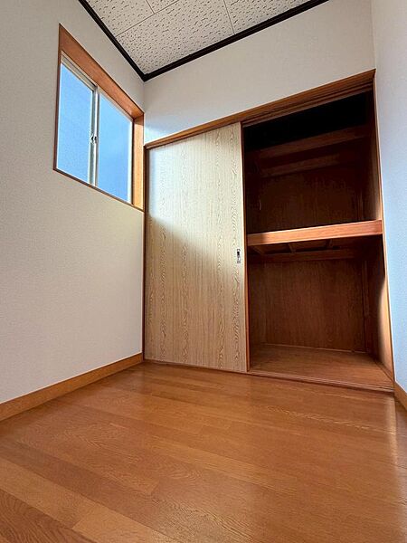 2階　南側洋室の納戸　窓が付いています。