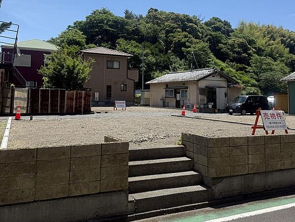 奥の方に看板が立っているのが、Ｃ区画です。手前の区画は、Ａ区画です。
