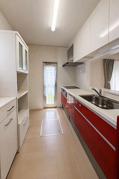 食洗機付のシステムキッチン　便利な勝手口があります。（居住中につき、写真はＡＩ加工したイメージ画像です。）