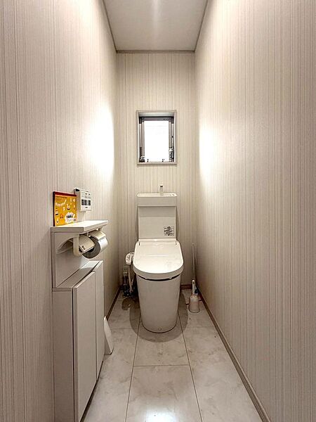 温水洗浄便座付きのトイレ　トイレは各階にあります。