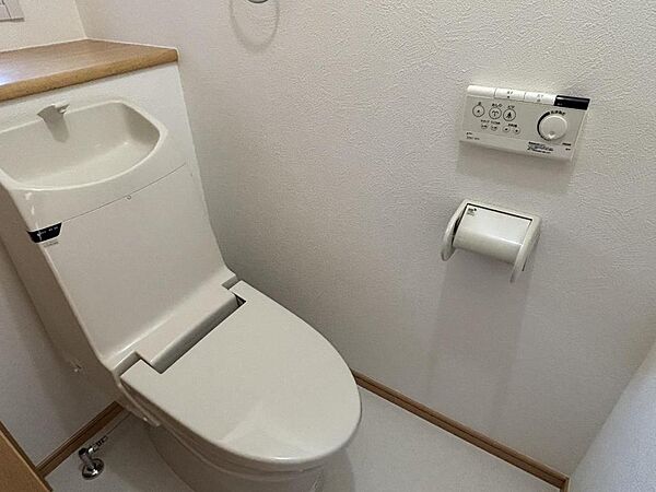 温水洗浄便座付トイレ　トイレは各階にあります。
