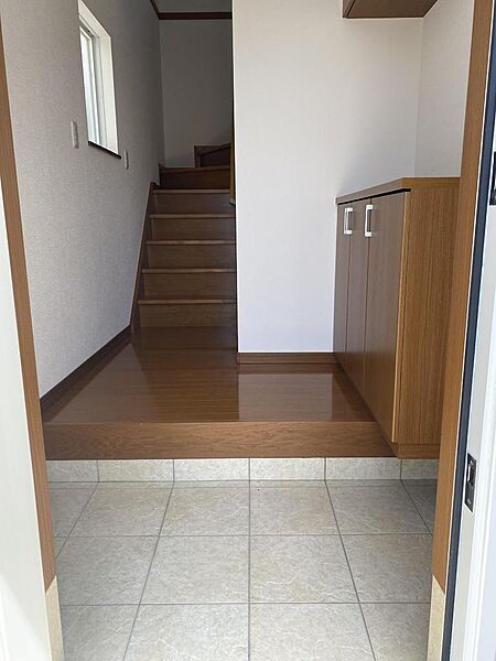 玄関内　収納棚が付いています。