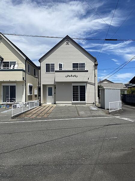 前面道路広々、約6．5ｍです。