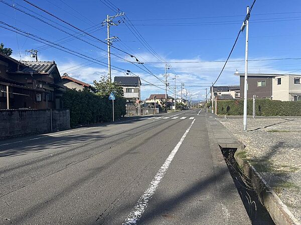 西側の前面道路　幅員9．8m