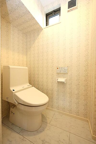 1階トイレ　温水洗浄便座付き　トイレは2階にもあります
