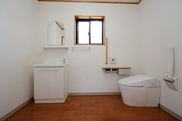1階タンクレストイレ、洗面台（新品）付き、手すり付き