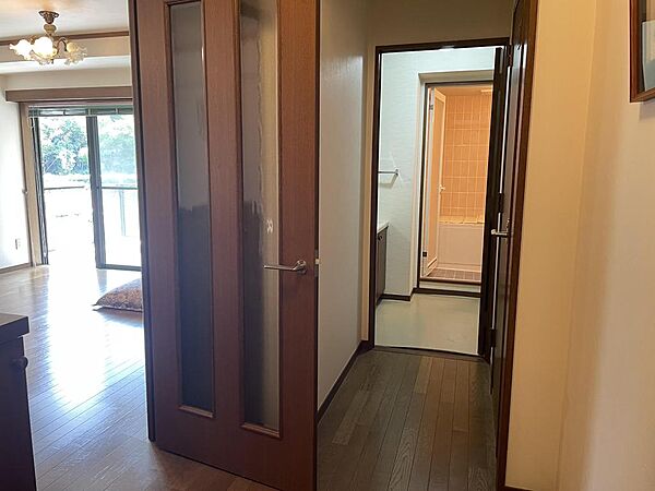 玄関から見たリビング、洗面所