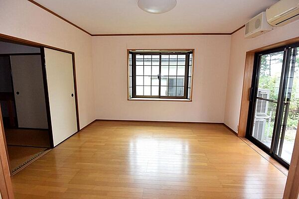 東側　洋室　約8帖