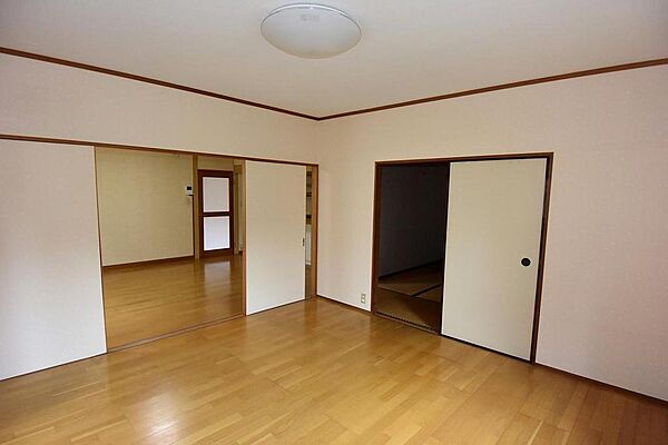 東側　洋室　約8帖