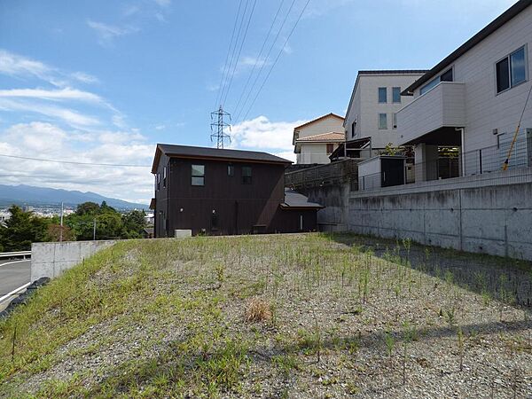 富士山へ向かって、すり鉢状に傾斜しています。そのため富士山が良く見えます。2階建てにすると、よりいっそう、見えます。下水道引き込み済み。自由設計フリープラン！周辺交通量少なめで