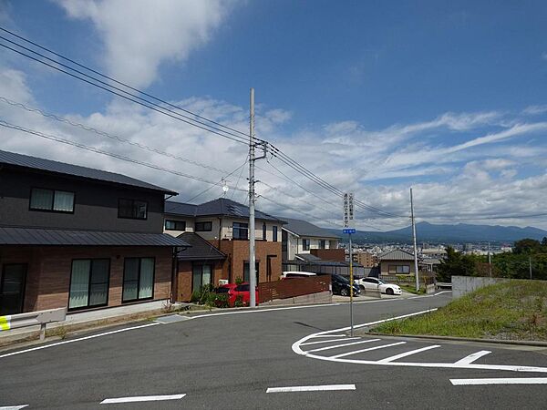 分譲地内の道路。広いです！富士山眺望の分譲地！アットホームな西小学校です♪
