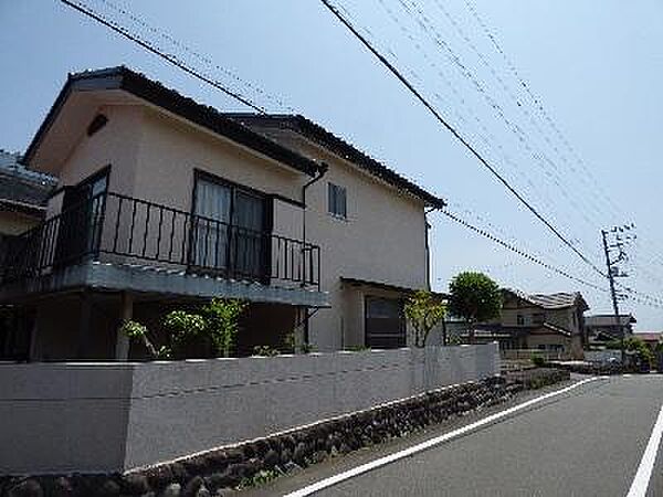 バイパスまで一本道。道路沿い角地。調整区域の線引き前既存宅地です。同規模の建て替え可能です。