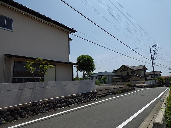 前面道路　広いです。バイパスまで一本道