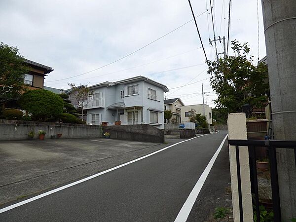 前面道路。広いです。角地。バイパスまで一本道
