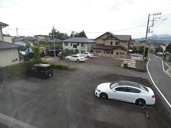 南側は駐車場です。バイパスまで一本道
