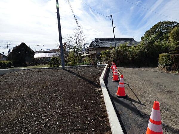 東西公道に囲まれています。町内会加入手続きもお手伝いいたします！