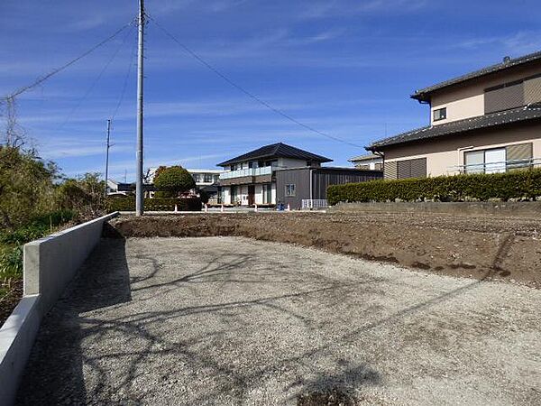 カインズホーム小泉店の横の道をまっすぐ北へ進みます。町内会加入手続きもお手伝いいたします！
