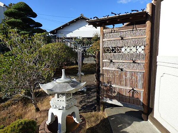 本件建物は昭和56年5月31日以前に建築確認を取得した旧耐震基準時の建物です。