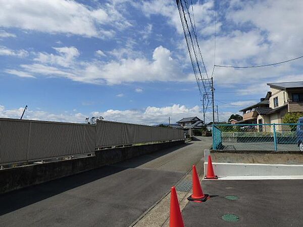 前面道路　富士宮市道（公道：2項道路　セットバック済）
