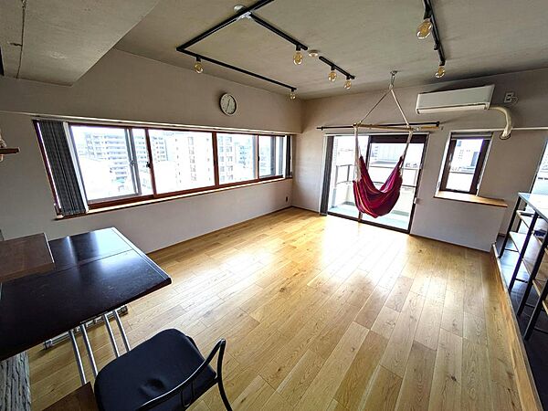 2面採光で明るいリビングです。床暖房あり！