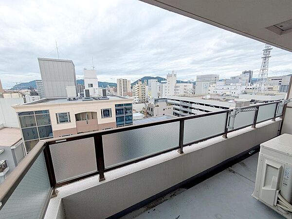 バルコニーからは静岡市街を眺められます。