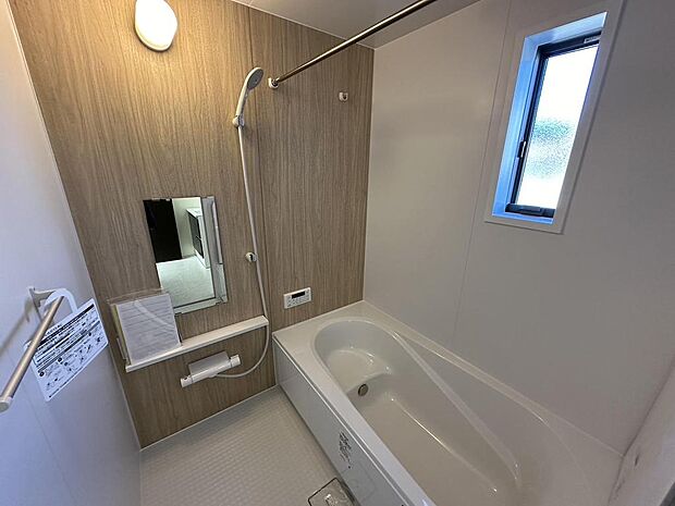 高級感のあるパネルを採用した一坪タイプ・ユニットバス。浴槽はゆったり足を伸ばせます。
