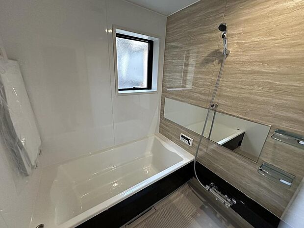 【モデルハウス】高級感のあるパネルを採用した一坪タイプ・ユニットバス。浴槽はゆったり足を伸ばせます。