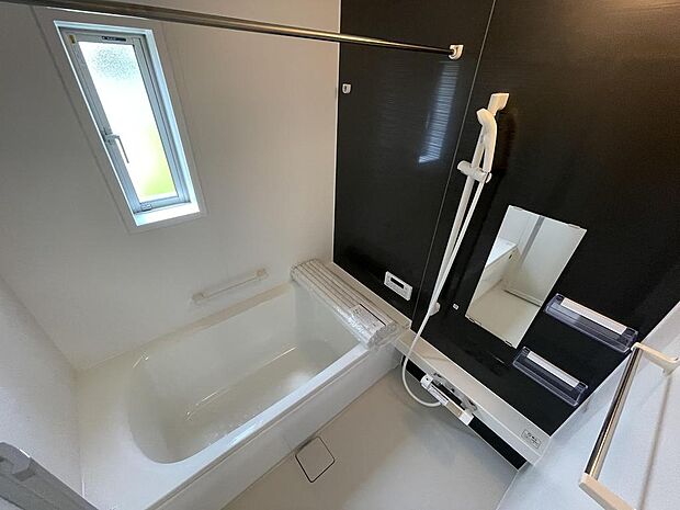 【モデルハウス】高級感のあるパネルを採用した一坪タイプ・ユニットバス。浴槽はゆったり足を伸ばせます。