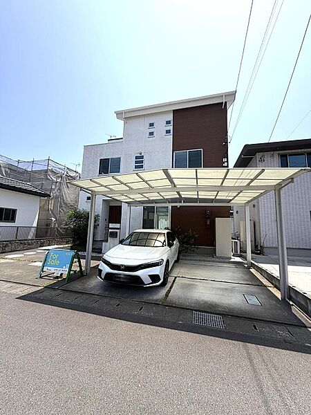 スタイリッシュな外観！3台駐車可能、カーポート付きの駐車場スペース◎