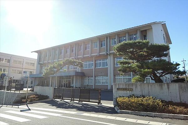 小山町立小山中学校まで438ｍ