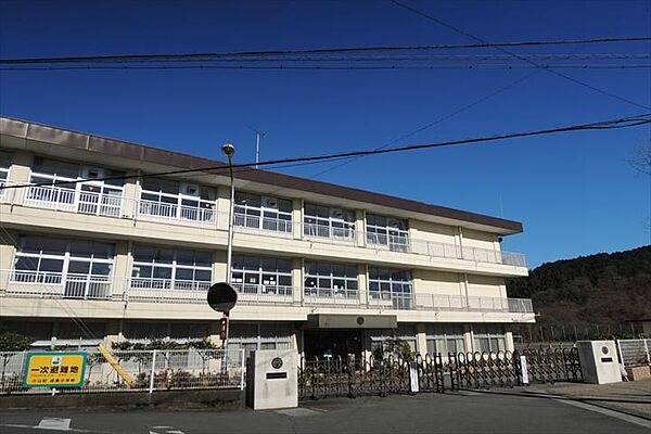小山町立成美小学校まで196ｍ