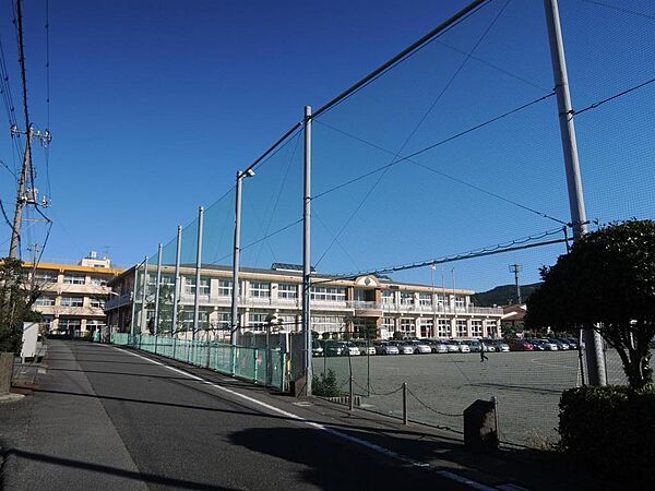 御殿場富士岡小学校まで1608ｍ