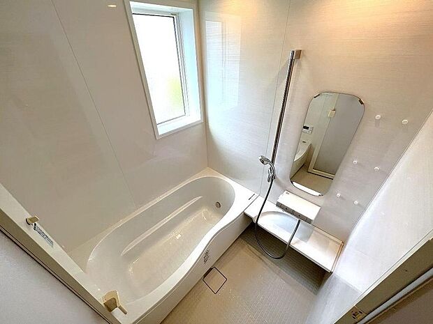 ゆったりと足を伸ばせる一坪タイプの浴室！