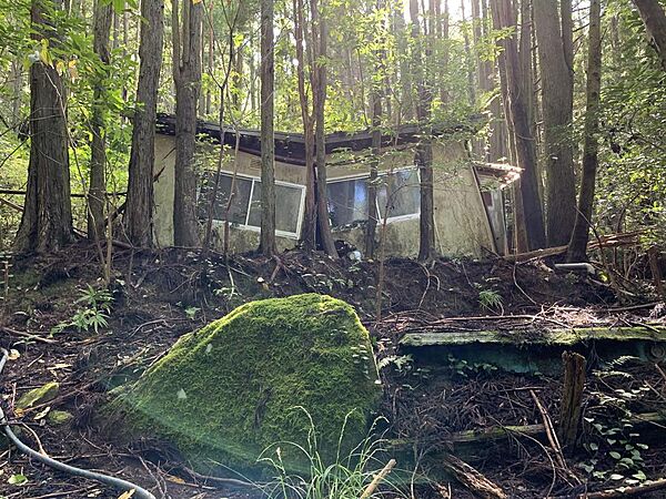 同じくプレハブが残置されています。使えません。