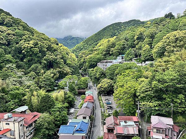 バルコニーから奥湯河原～箱根の山々を望む