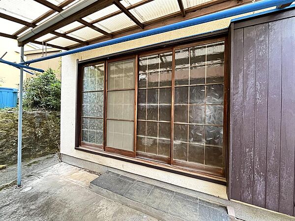昭和44年築の古家（公簿面積 112.99m2）あり