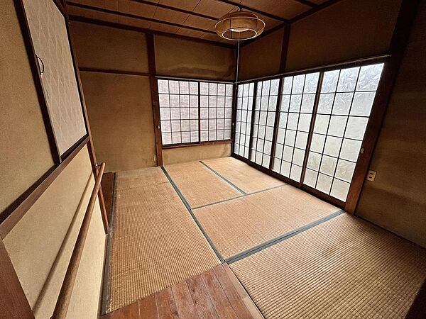 古家建物の和室（型板ガラス）