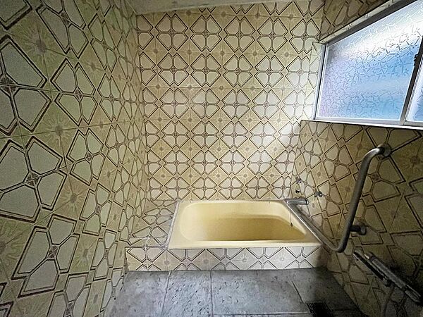 古家建物の浴室（レトロな壁面タイルと床は石張り）