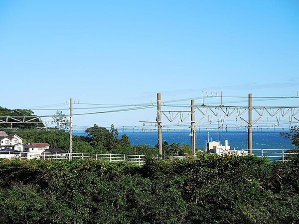 真鶴駅までの道（電車と海）
