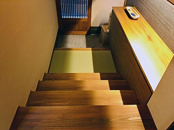 玄関に入ると畳み敷きの踏み込み。旅館の前室のような階段。