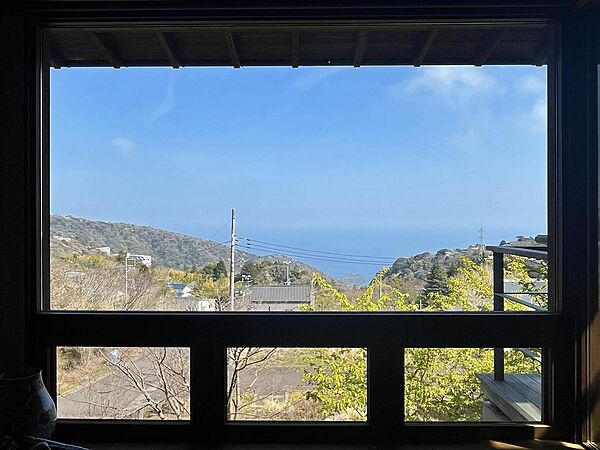 リビング正面の窓からは伸びやかな空と相模湾、山の景色