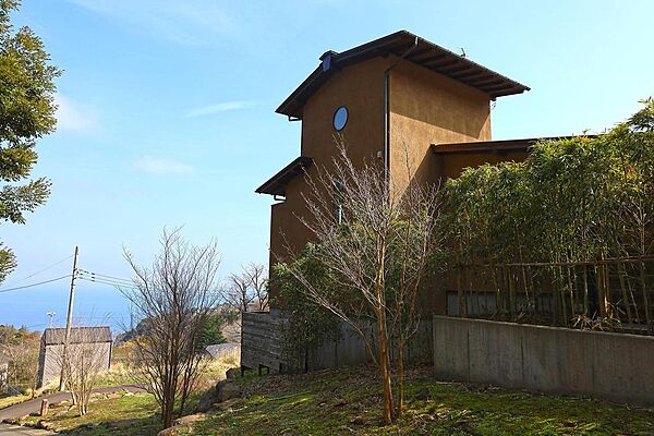 ひな壇の地形で眺望を確保できるよう、分譲地内自主規制による高さや階数制限が設けられています（管理規約あり）