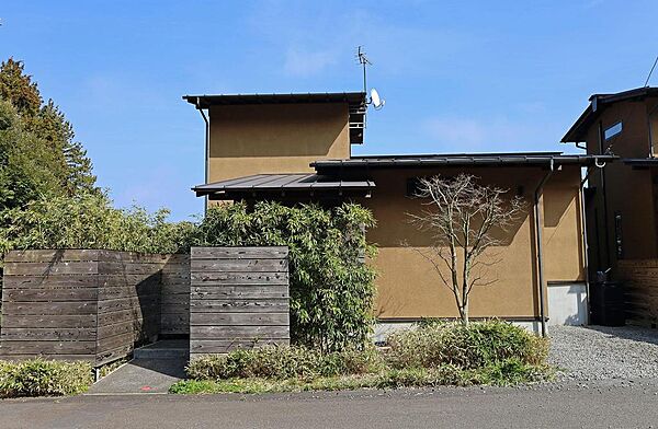 敷地内駐車場にはEV充電器を設置
