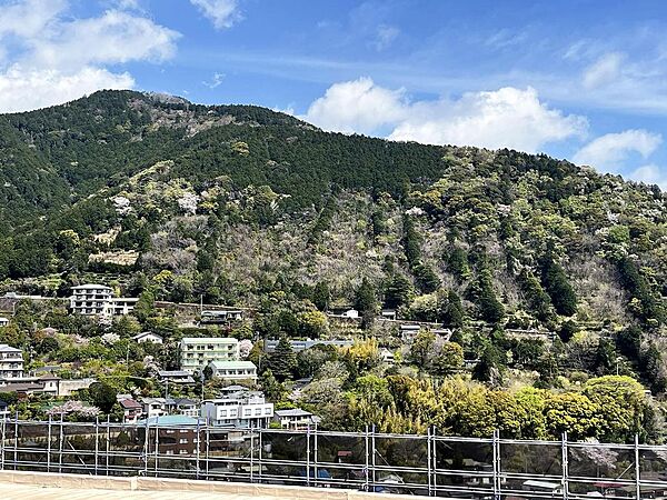 湯河原オレンジラインの山並みを望む