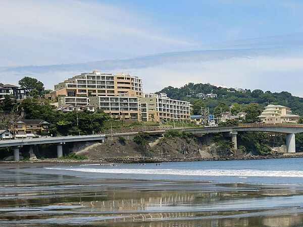 湯河原吉浜海岸を眺める丘の上に建つ『アデニウム真鶴』