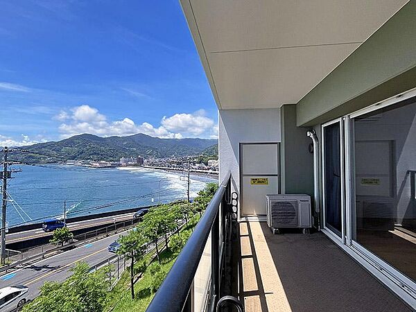 バルコニー面積12.00m2／右手（西側）に湯河原吉浜海岸を眺める