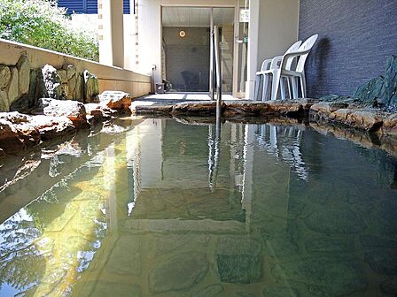 共用部:自家源泉を利用した温泉大浴場露天風呂/波の音を聴く