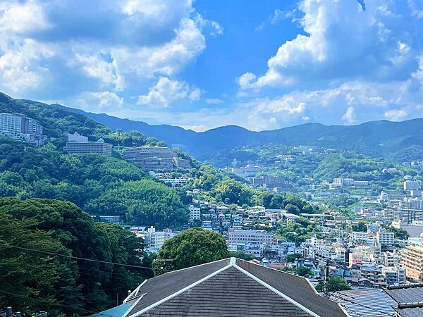 バルコニーよりさわやかな風に吹かれながら熱海の街並みを眺めます。