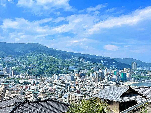 リビングとバルコニーからの望む熱海の街並み。夜になると宝石を散りばめたような美しい夜景を楽しむことができます！