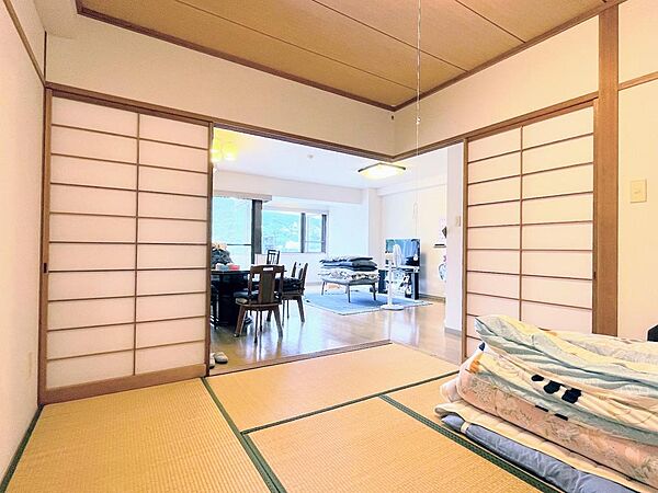 6帖の和室　障子をすべて開けるとリビングと一体利用が可能です。